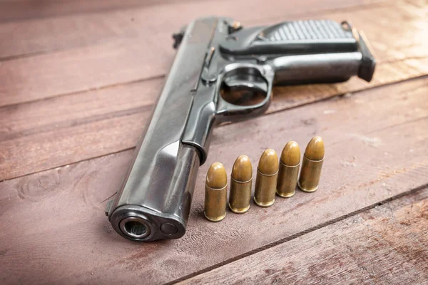 Pistolet semi-automatique 9mm isolé sur fond bois — Photo