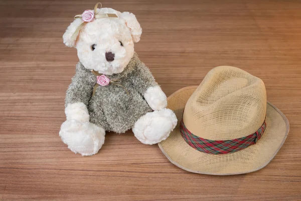 Speelgoed teddybeer en hoed op houten achtergrond — Stockfoto