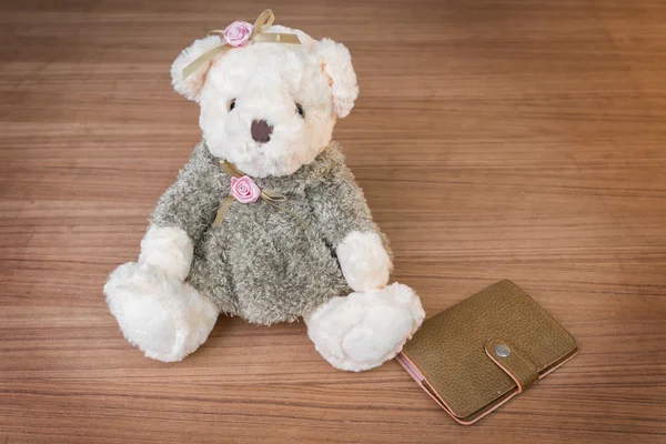 Speelgoed teddybeer en hoed op houten achtergrond — Stockfoto