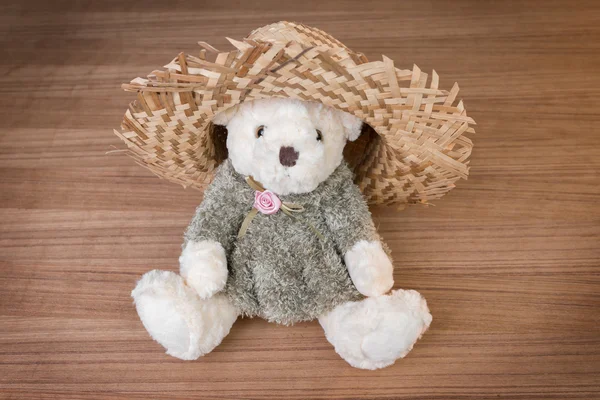 Speelgoed teddybeer en hoed op houten achtergrond — Stockfoto