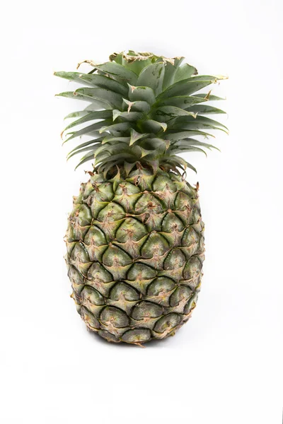 Beyaz arkaplanda dilimleri olan ananas — Stok fotoğraf