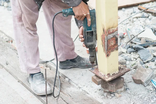 Detalhe de perto de furos de perfuração de trabalhadores na construção de aço w — Fotografia de Stock