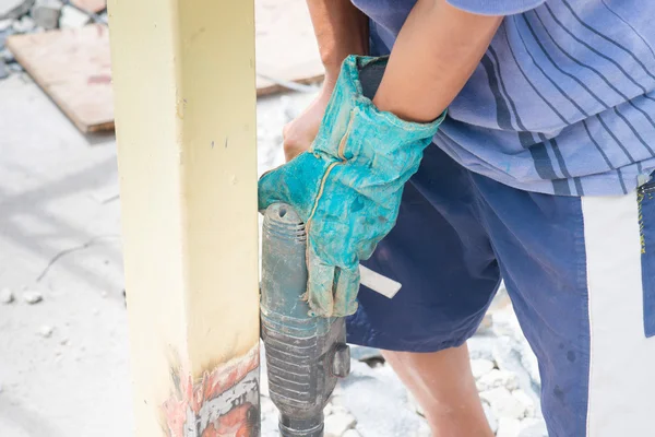 Detalhe de perto de furos de perfuração de trabalhadores na construção de aço w — Fotografia de Stock