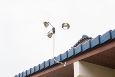 Çatıdaki yel değirmeni