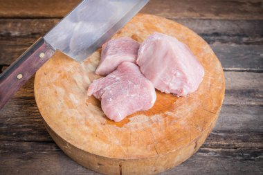 Kesme çiğ domuz eti kesme tahtası üzerinde