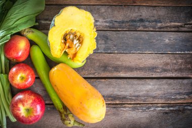 Sağlıklı beslenme üzerinde ahşap arka plan