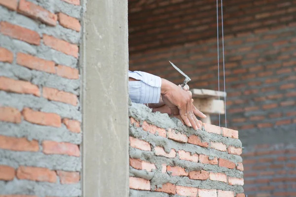 Close-up do processo de construção pedreiro trabalho com instalação de tijolo — Fotografia de Stock