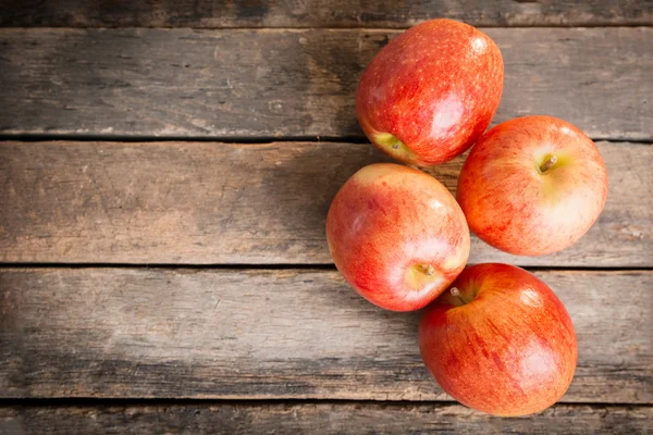 Rode appels op houten tafel — Stockfoto