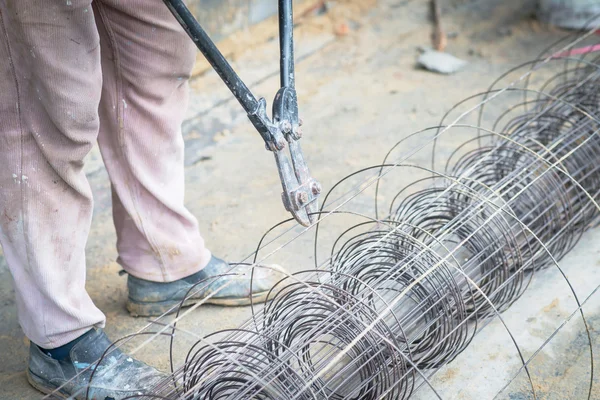 Εργαζόμενος κόψιμο χάλυβα με ψαλίδι σιδήρου στην κατασκευή — Φωτογραφία Αρχείου