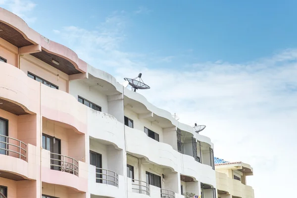 Construção de habitação social recentemente renovada — Fotografia de Stock