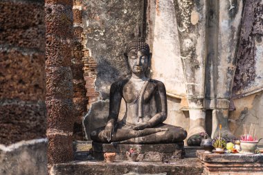 Sukhothai Historical Park eski Buda heykeli 