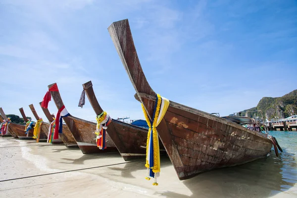 Barco de cauda longa na bela praia de areia da Tailândia — Fotografia de Stock