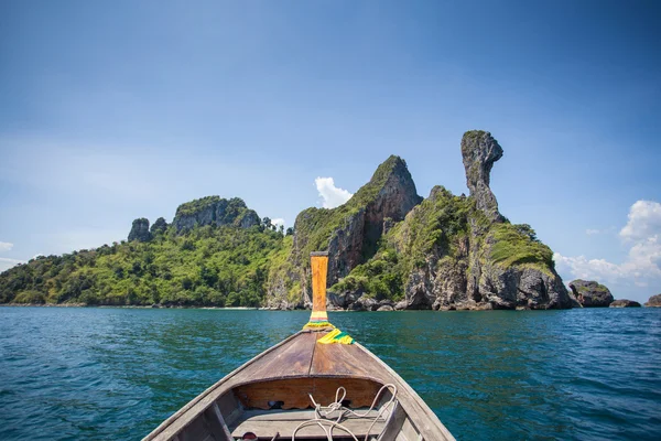 La barca di escursione tailandese galleggia a isola di oceano. Il naso della barca è — Foto Stock