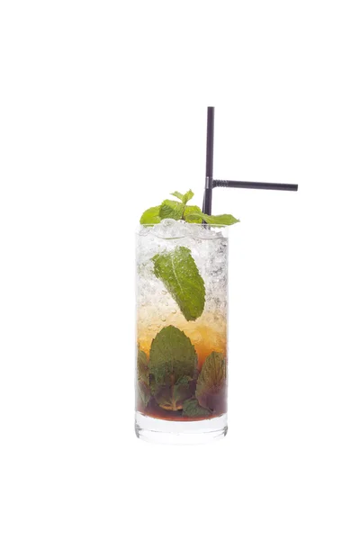 Beyaz arka plan üzerinde izole alkollü kokteyller — Stok fotoğraf