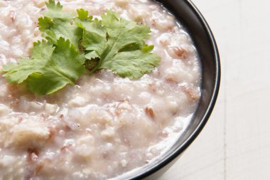 Kıyılmış domuz eti ve sebze ile haşlanmış pirinç