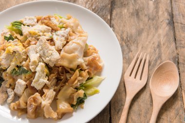 Soya sosu Tayland yemekleri ile ince erişte ateş