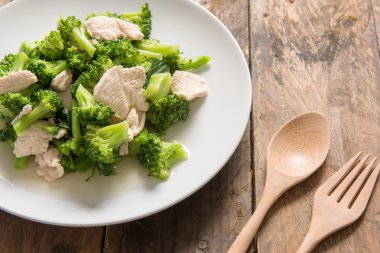 Brokoli Fried ahşap arka planda