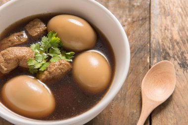 Kadeh içinde haşlanmış yumurta, yumurta Komposto