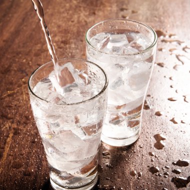 İçme suyu bardağa dökülür.