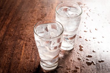 İçme suyu bardağa dökülür.