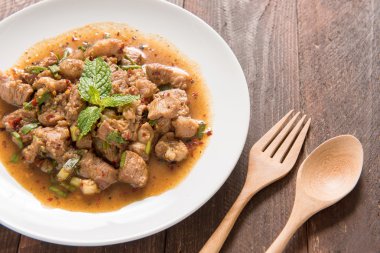 Tay baharatlı ızgara domuz eti, Moo Nam Tok