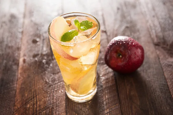 Apple juice and apples on wooden table — Stock Photo, Image