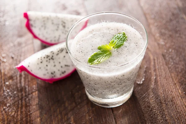 Batido de fruta de dragón en mesa de madera — Foto de Stock