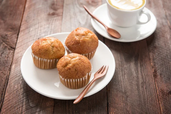 Muffin e caffè sul tavolo di legno — Foto Stock