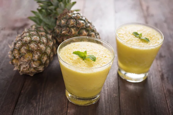 Batido de piña sobre mesa de madera —  Fotos de Stock