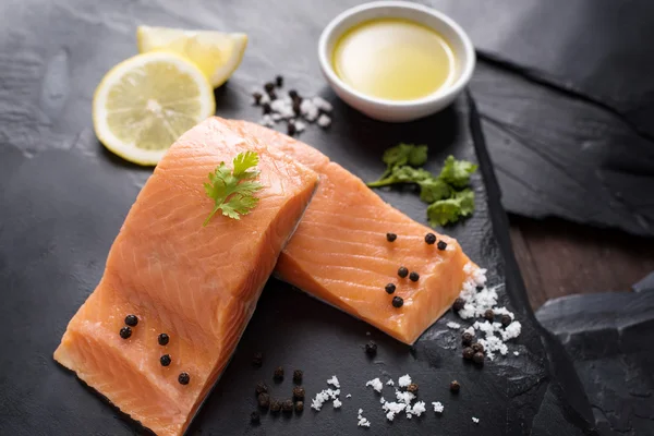 Salmón fresco con especias, concepto de cocina — Foto de Stock