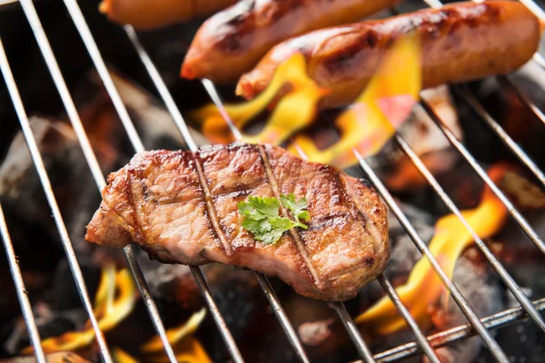 Et ızgara ve Barbekü sosis.