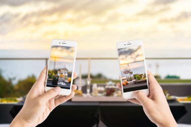 arkadaşlar boş gözlük fotoğraf çekmek için akıllı telefonlar kullanarak ayarla