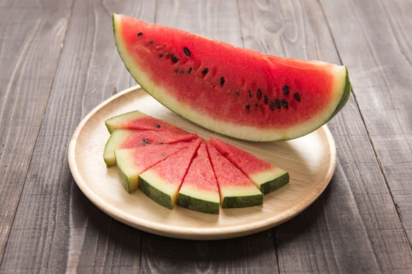 Watermeloen op een houten achtergrond. — Stockfoto