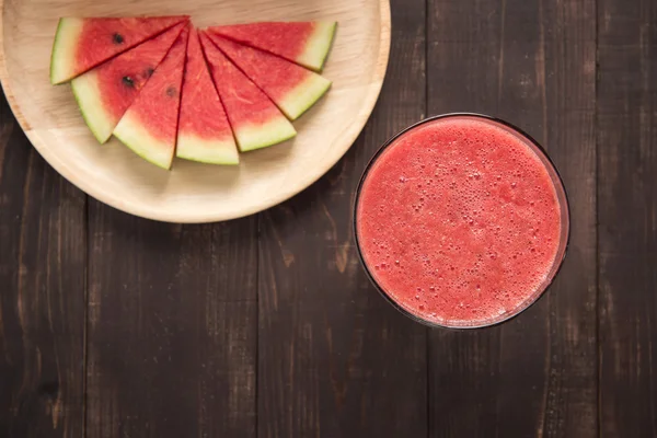 Gezonde watermeloen smoothie op een houten achtergrond. — Stockfoto
