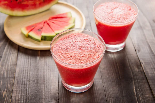 Smoothie de sandía saludable sobre un fondo de madera . —  Fotos de Stock