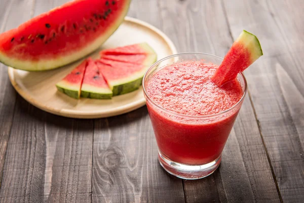 Gezonde watermeloen smoothie op een houten achtergrond. — Stockfoto