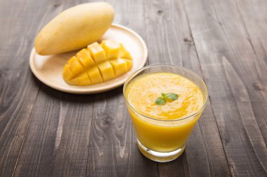 Mango smoothie ahşap tablo.