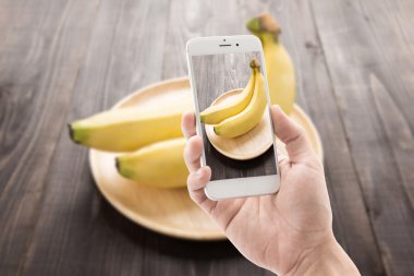 Fotoğrafta muz üzerinde ahşap arka plan.