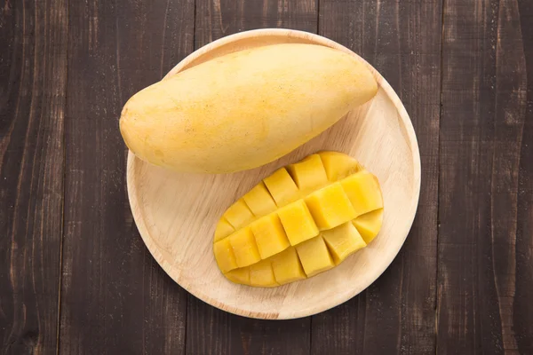 Ahşap arka plan üzerinde en iyi atış mango — Stok fotoğraf