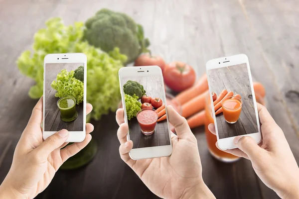 Tirando foto de sucos vegetais com ingredientes frescos . — Fotografia de Stock