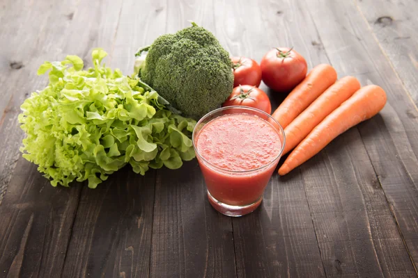 Tomato smoothie with fresh ingredients and vegetable. — Stock Photo, Image
