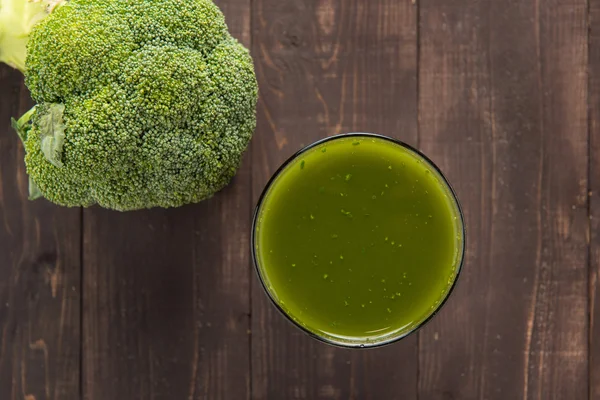 Ahşap masa brokoli suyu. — Stok fotoğraf