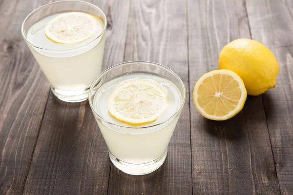 Jugo de limón recién exprimido en vasos . —  Fotos de Stock