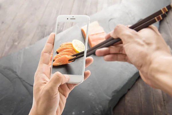 Scattare foto di salmone fresco con limone su sfondo nero — Foto Stock