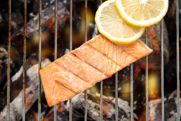 Vue de dessus saumon grillé au citron sur le gril flamboyant . — Photo