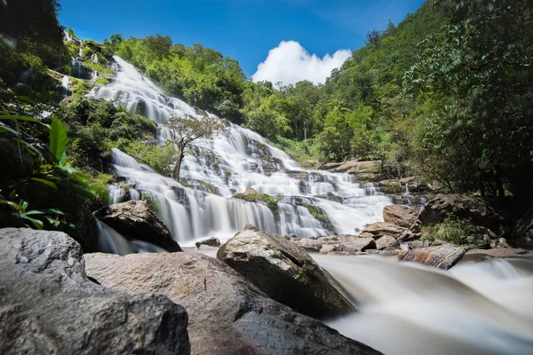 美しい滝と緑の森の休憩所 — ストック写真
