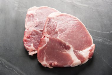 Üstten Görünüm çiğ domuz pirzolası yazı tahtası üzerinde