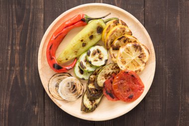 Ahşap arka plan üzerinde pappers ile organik ızgara sebze