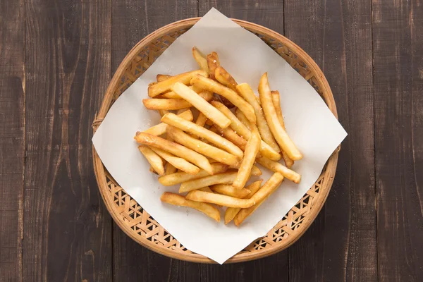 Patatine fritte tradizionali in cestino su sfondo di legno . — Foto Stock
