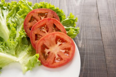 domates ve sebze yemek için bekleyen boş levha.